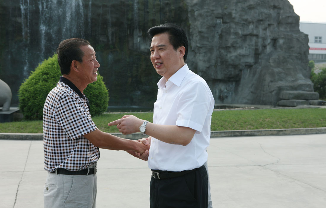 2012年8月，宜昌市委书记黄楚平与东圣董事长亲切交谈。 