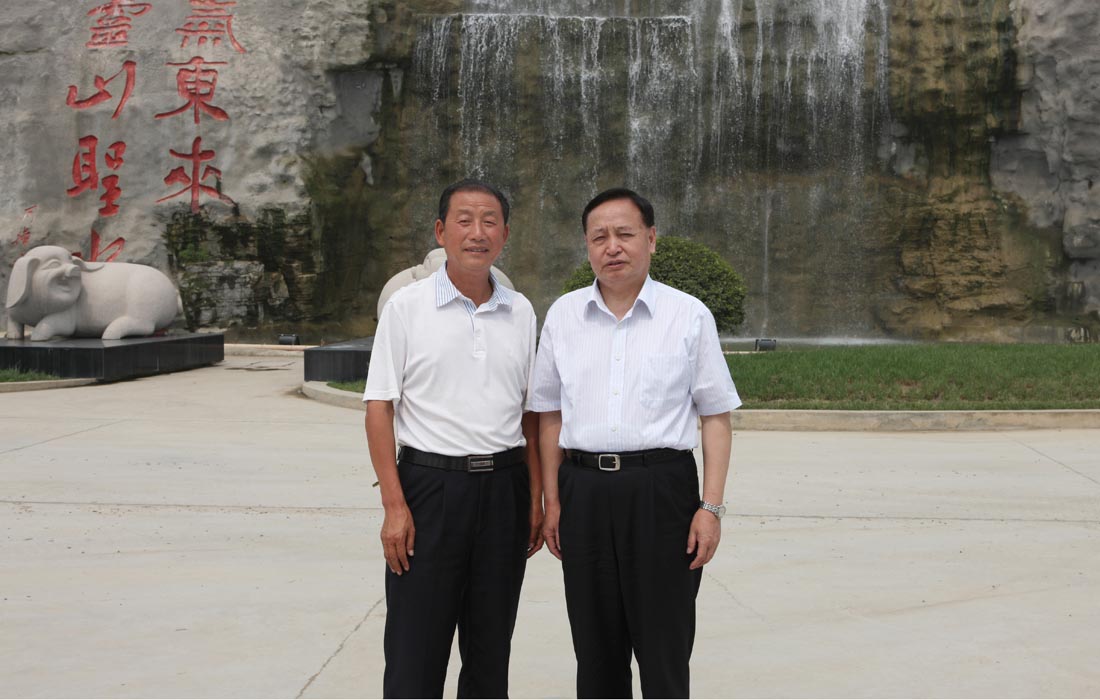 2010年5月，湖北省委书记罗清泉与东圣董事长合影。